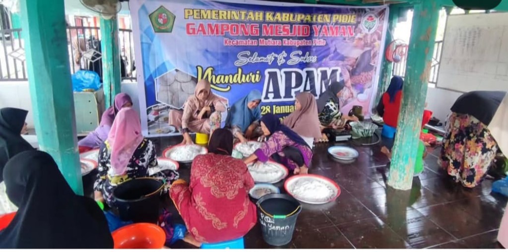Kenduri apam merupakan salah satu tradisi adat yang masih dilestarikan oleh masyarakat. 